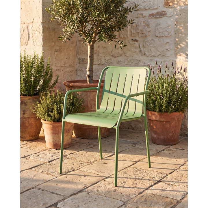 Fauteuil de repas en acier à fentes verticales, vert – en situation