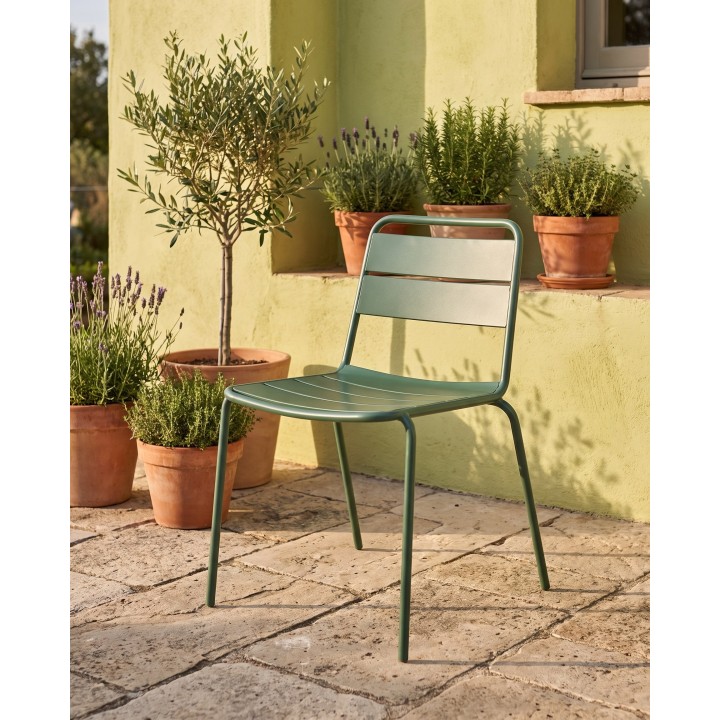 Chaise en acier à dossier ajouré, vert foncé – en situation