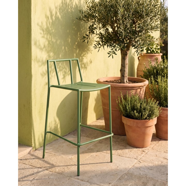 Tabouret de bar en acier à dossier barreaux, vert – en situation