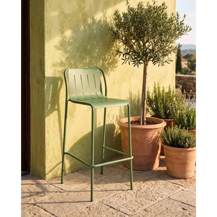 Tabouret de bar en acier à fentes verticales, vert – en situation