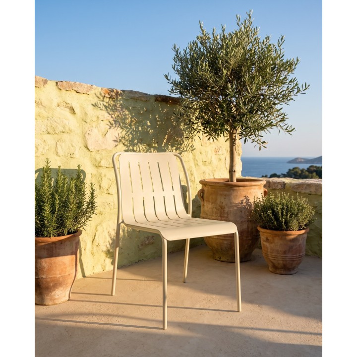 Chaise en acier à fentes verticales, blanc cassé – en situation