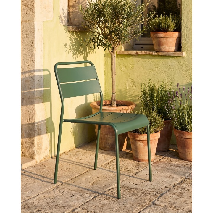 Chaise en acier à dossier galbé, vert foncé – en situation