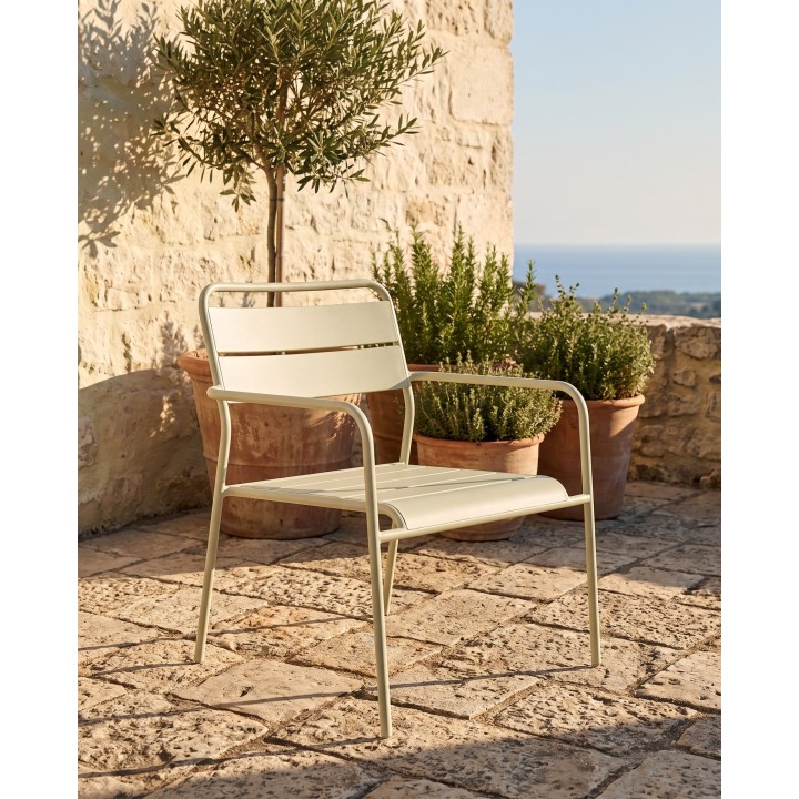 Fauteuil bas en acier à lames, blanc cassé – en situation