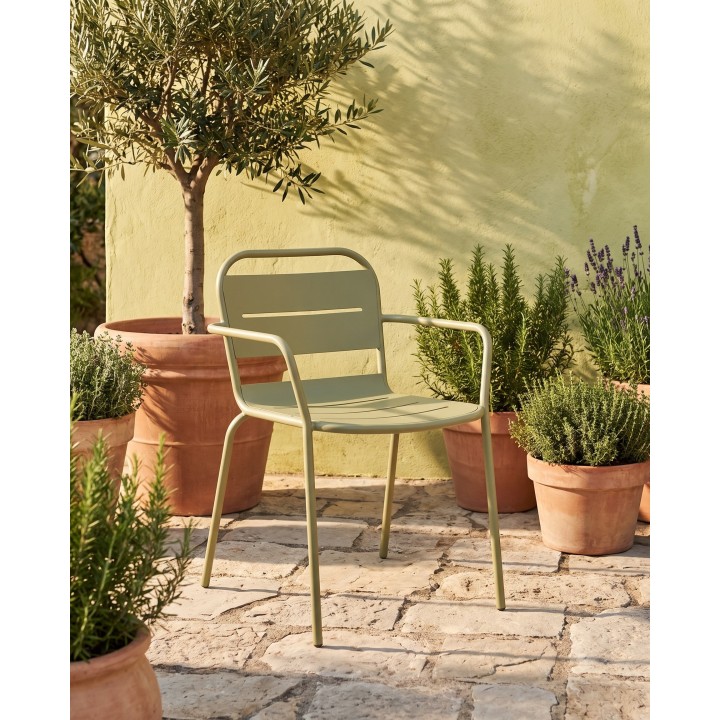Fauteuil de repas en acier à fentes horizontales, kaki – en situation